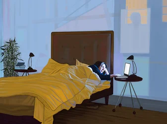 Michelle mit Laptop im Bett und Schatten der Manhattan Bridge