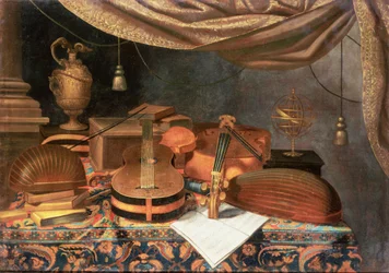 Eine Gitarre, ein Cello, Lauten, eine Partitur und andere Bücher und ein Armillarsphäre auf einem drapierten Tisch