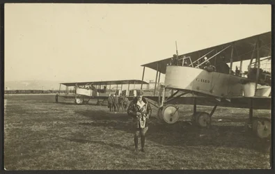 [Mann vor Flugzeug]