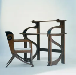 Schreibtisch mit Stuhl