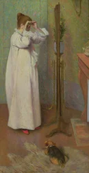 Junges Mädchen richtet eine Haarsträhne