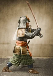 Samurai-Krieger in Rüstung mit erhobenem Schwert, ca. 1860 (Albumin-Fotografie)