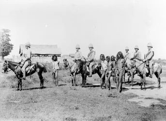 Dacoits werden von berittener Infanterie gebracht, ca. 1890