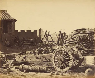 Innenraum von Pehtang mit dem Magazin und der Holzkanone, 1. August 1860