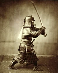 Samurai mit erhobenem Schwert, ca. 1860