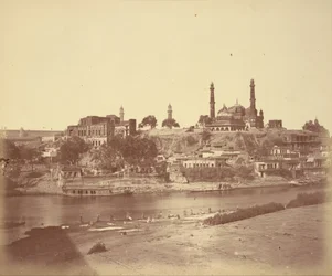 Das Muchee Bhawan Fort und der Gomti-Fluss, vom Steinbrücke aus gesehen