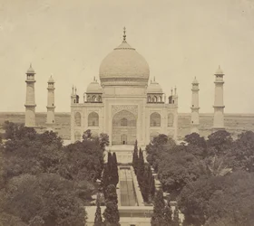 [Das Taj Mahal vom Eingangstor]