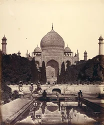 Das Taj Mahal mit den Brunnen