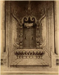 Der The-ha-thana oder der Löwenthron im Myei-nan oder Hauptaudienzsaal im Palast von Mandalay, Burma, Ende des 19. Jahrhunderts (Albuminabzug)
