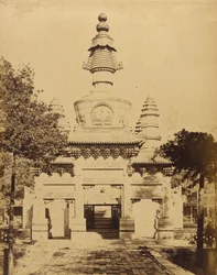 Tibetisches Denkmal im Lama-Tempel in der Nähe von Peking, August 1860