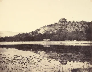 Ansicht des Kaiserlichen Sommerpalastes, Yuen-Ming-Yuen, nach dem Brand, vom See aus, Peking, 18. Oktober 1860
