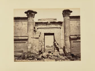 Medinet Habu. Gesamtansicht des kleinen Tempels, Detail des Tores (Ägypten)