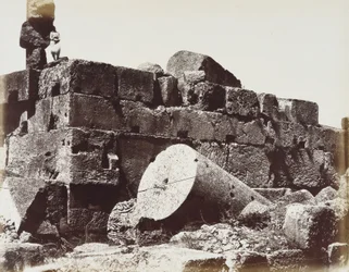 Ruinen der Säulen des Jupiter-Tempels, in der archäologischen Zone von Heliopolis oder Baalbek, antike syrische Stadt, jetzt Libanon