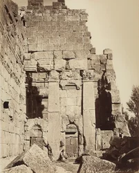 Die Propyläen des Tempels des Jupiter oder des Sonnentempels, in der archäologischen Zone von Heliopolis oder Baalbek, antike syrische Stadt, jetzt Libanon