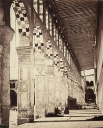 Ansicht der Kolonnade in der Omayyaden-Moschee in Damaskus, Syrien. Ursprünglich ein Tempel für die Aramäer, dann eine christliche Basilika, wurde sie schließlich zu einer Moschee, die den Christen erlaubte, einen Flügel der Struktur weiterhin für religiös