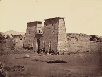 Gesamtansicht des Tempels von Ramses III. (Karnak), Theben
