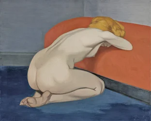 Nackte Frau kniet vor einer roten Couch, 1915