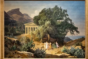 Ein dorischer Tempel mit Castelmola und Taormina im Hintergrund