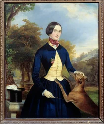 Porträt einer Frau in einer Amazonentracht mit ihrem Hund