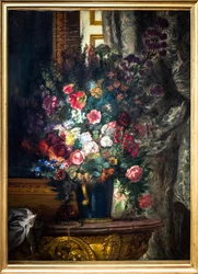 Vase mit Blumen auf einer Konsole