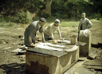 Drei französische Soldaten beim Wäschewaschen an einem Brunnen, Soissons, Aisne, Frankreich, 1917