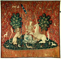 Vorhang der Dame mit dem Einhorn: Der Anblick. Eine junge Frau hält einen Spiegel, umgeben von einem Löwen, einem Einhorn, einem Affen und Kaninchen. Woll- und Seidentapisserie, hergestellt zwischen 1484 und 1500. Aus dem Schloss Boussac, Creuse. Paris, Na