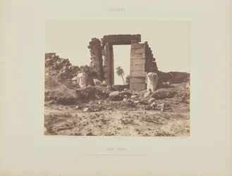 Karnak (Theben). Erster Pylon - Ruinen des Tores und der Kolosse, vom Punkt E aus gesehen