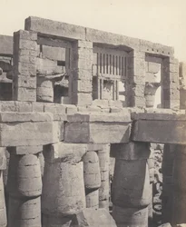 Karnak Theben, Palast - Hypostylhalle - Fenster und Kapitelle des ..., 1851-52, gedruckt 1853-54