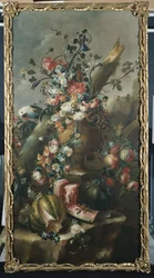 Blumen in einer skulptierten Urne, mit Melonen und Papagei