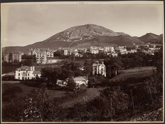 Stadt am Fuße des Berges