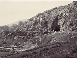 Hauptquelle des Jordan, fließt aus einer Höhle in der Nähe von Banias, nahe der Stätte von..., ca. 1857