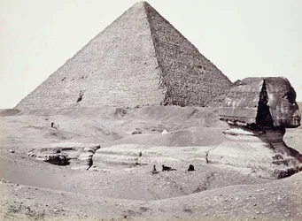 Die Große Pyramide, mit der Sphinx im Vordergrund, El-Geezah
