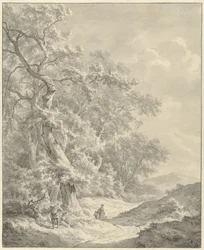 Landschaft mit Wanderern auf einem Weg entlang des Waldes