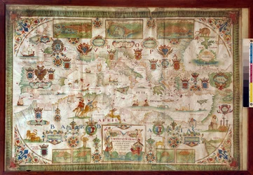 Geografische Karte des Mittelmeers mit den Küsten Europas (Frankreich, Spanien, Italien) und Afrikas (Tunesien, Algerien, Ägypten). Das Meer ist von Ungeheuern und Karavellen bevölkert, während an Land alle Arten von Tieren und Bewohnern der Region zu