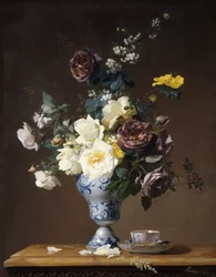 Rosen und andere Blumen in einer blau-weißen Vase und eine Teetasse auf einem Sims, 1876
