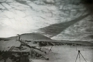 Der Schatten des Mount Erebus auf den Wolken, September 1911, 1913
