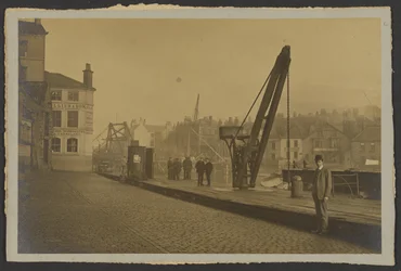 [Straße am Ufer]