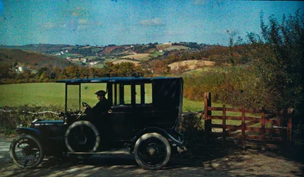 Frühe Farbauftochromaufnahme um 1916. Mann in einem Auto, vielleicht der Fotograf in England,...