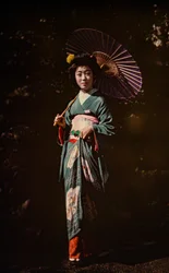 Japanische Frau mit Sonnenschirm und Kimono, frühe Farbauftochromaufnahme, ca. 1916 (Foto)