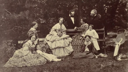 [Gruppenporträt von vier Frauen, zwei Männern und drei Kindern in einem Garten], 1850er-60er Jahre