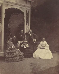 Porträt von drei Frauen und Männern in einem Garten