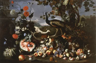 Ein Pfau und eine Pfauenhenne mit Früchten und Blumen in einem Park