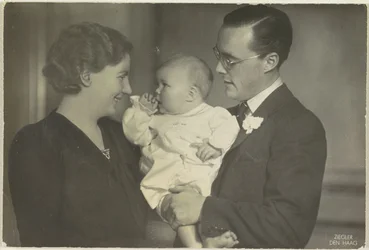Porträt von Juliana, Königin der Niederlande, Bernhard von Lippe-Biesterfeld und Beatrix, Königin der Niederlande
