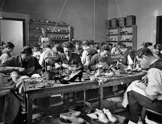 Handwerker bei der Arbeit im Studio des Schuhdesigners und Herstellers Ferragamo im Palazzo Feroni, Florenz, 1937