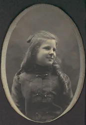 Mädchen mit Locken, Halbfigur