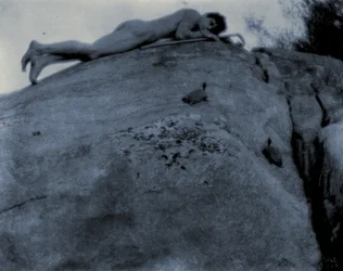 Nackter junger Mann auf Felsen mit Schildkröte und Hirtenstab, ca. 1906 (Cyanotypie)