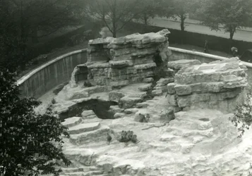 Affenhügel, gesehen von der Spitze der Mappin Terrassen, Londoner Zoo