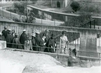 Sir Peter Chalmers Mitchell mit dem äthiopischen Regenten Haile Selassie und seinem Gefolge, betrachtet einen Braunbären auf den Mappin Terrassen, Londoner Zoo, 1924