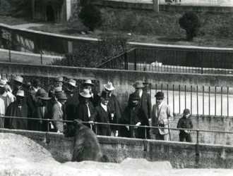 Sir Peter Chalmers Mitchell mit dem äthiopischen Regenten Haile Selassie und seinem Gefolge, die einen Braunbären auf den Mappin-Terrassen betrachten, Londoner Zoo, 1924