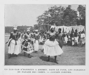 Ein Tam-Tam der Ehre in Abomey mit Sonnenschirmen der Häuptlinge im Hintergrund